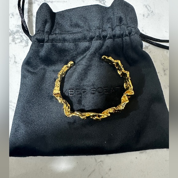 🆕 REVOLVE Amber Sceats Gold Emery Cuff gold bracelet - Picture 8 of 8